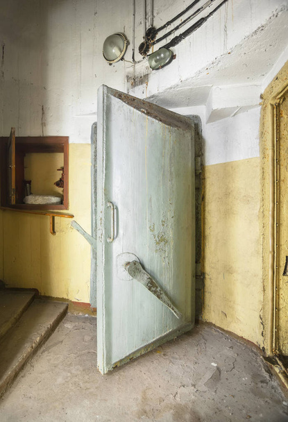 Těžké ocelové dveře ve staré sovětské protiletecký kryt - Fotografie, Obrázek