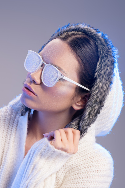 modische Frau mit Sonnenbrille, die vom Frost bedeckt ist - Foto, Bild