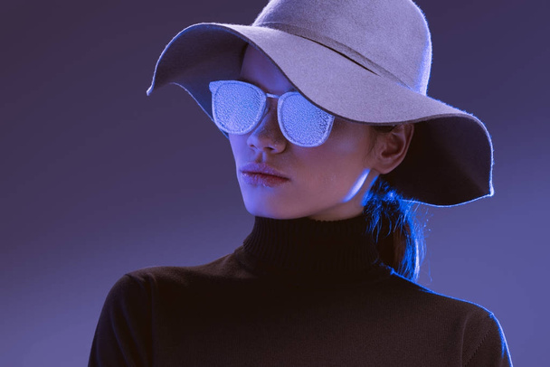 woman in wide-brimmed hat and sunglasses - Fotoğraf, Görsel