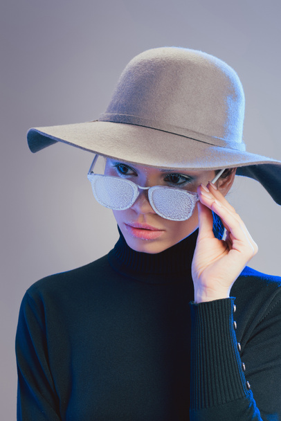 vrouw in trendy hoed en zonnebril - Foto, afbeelding
