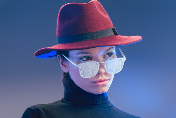 mujer en sombrero de ala ancha y gafas de sol
 - Foto, Imagen