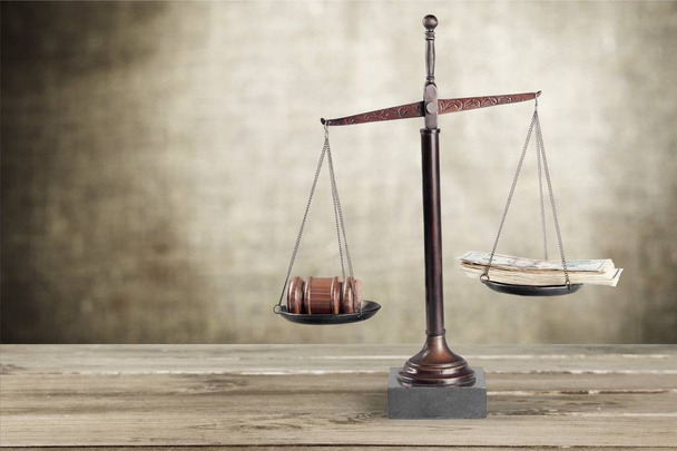 Váhy spravedlnosti s penězi a dřevěné kladívko - Fotografie, Obrázek