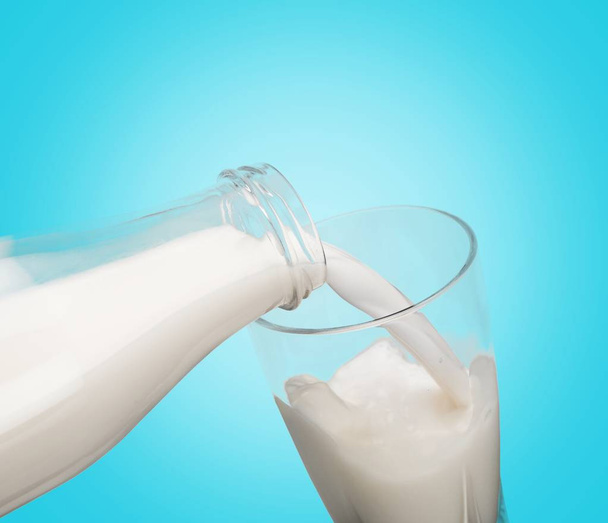 Milk pouring in glass - Foto, Imagem