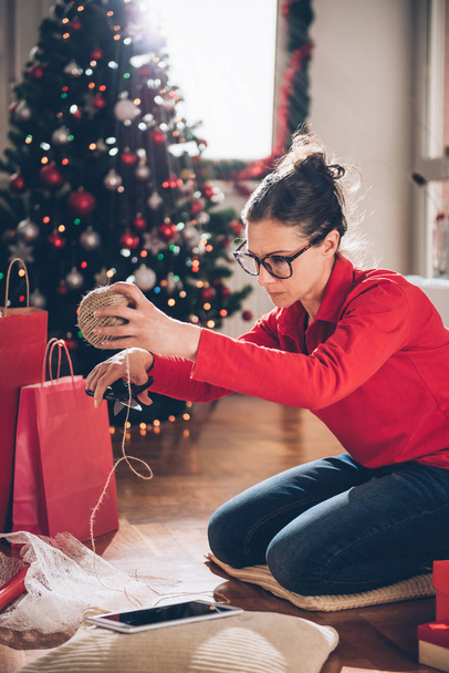 Woman Wrapping Gifts At Home - Foto, imagen