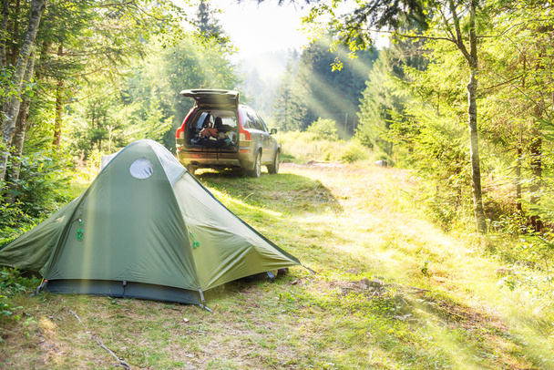 Уютный лагерь с палатками
  - Фото, изображение