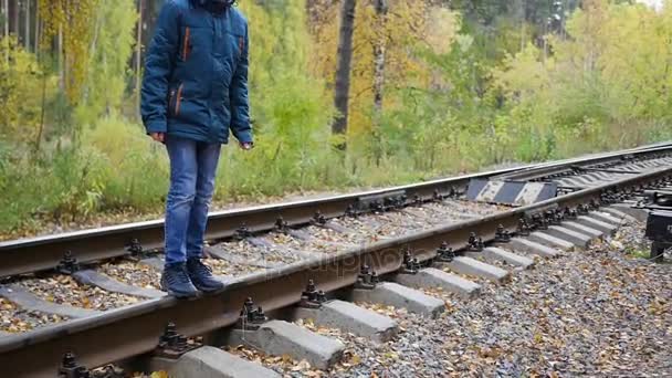 Teenager spielen auf der Eisenbahn. Gefährliches Spiel. - Filmmaterial, Video