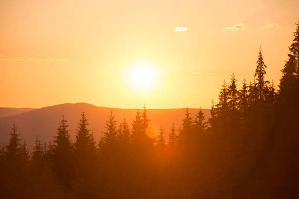 Värikäs auringonlasku vuorilla
 - Valokuva, kuva