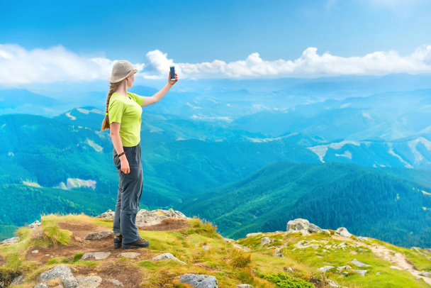 Femme prenant selfie - Photo, image