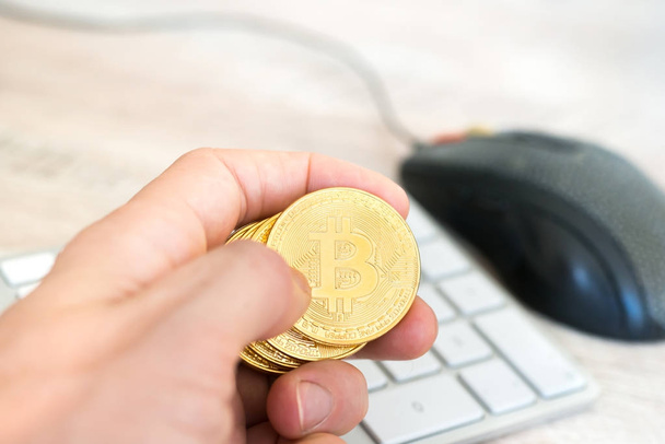 Több bitcoins a kezében - Fotó, kép