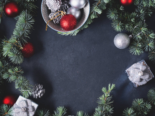 Ramas verdes y adornos de Navidad en negro
 - Foto, Imagen
