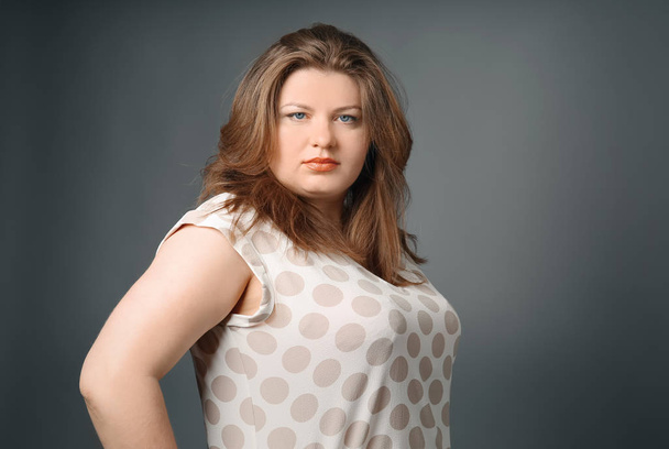 Избыточный вес стильная женщина на сером фоне
 - Фото, изображение