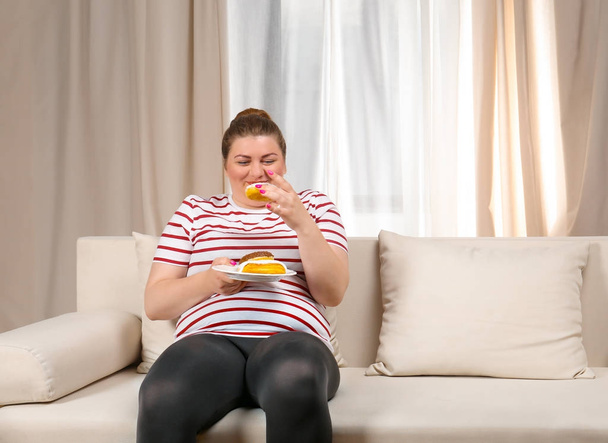 Mulher com excesso de peso comer doces
 - Foto, Imagem