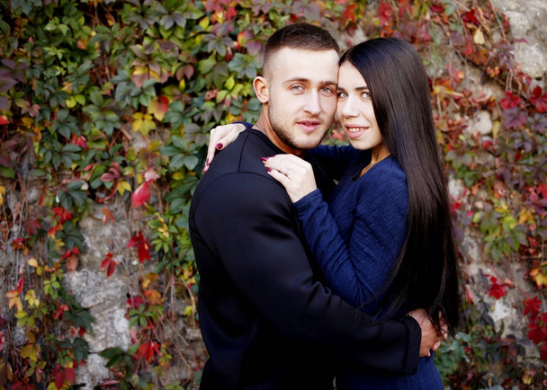 pareja enamorada abrazándose cerca de la pared de ladrillo
  - Foto, Imagen
