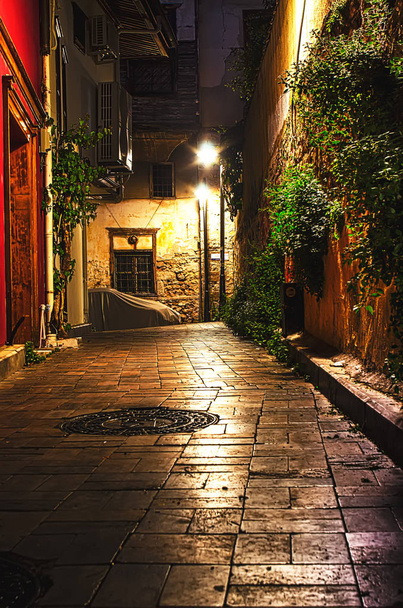 Eski şehir sokak, taş merdiven, gece ışıkları. Nightscapes Kaleiçi, Antalya, Türkiye - Fotoğraf, Görsel