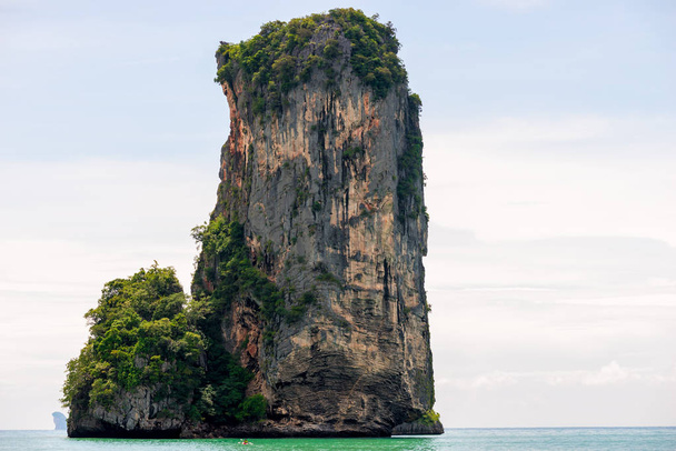 hohe, schöne Klippe, die in einem Touristenort aus dem Meer ragt - Foto, Bild