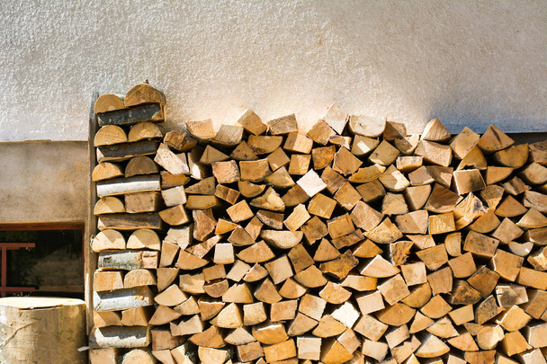 Rangée de bois de chauffage commandée par le mur
 - Photo, image