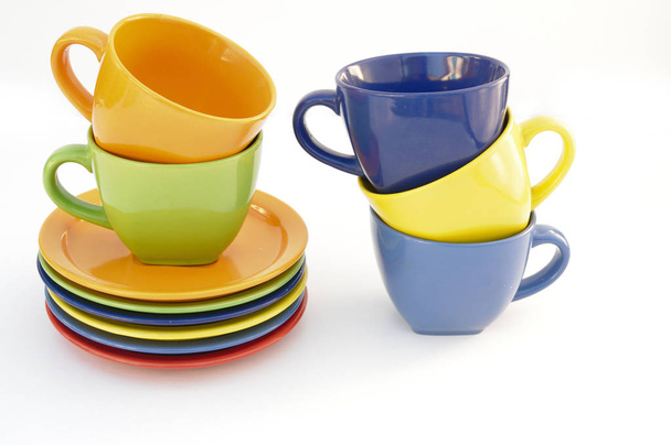 Χρωματιστά ποτήρια και πιάτα - Φωτογραφία, εικόνα