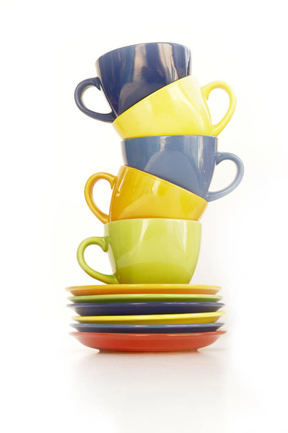 цветные чашки и тарелки
 - Фото, изображение