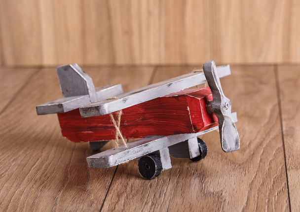 Avião de brinquedo de madeira vermelho
. - Foto, Imagem