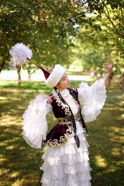 Kaunis kazakh nainen kansallispuvussa
 - Valokuva, kuva