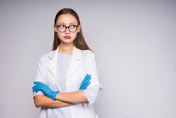 girl nurse with glasses folded her arms looking away - Zdjęcie, obraz