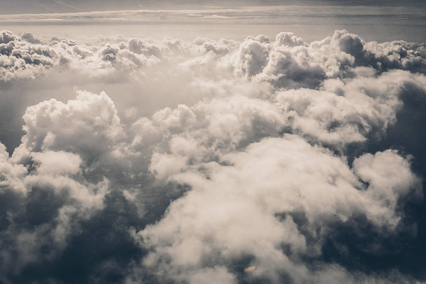 білі хмари в темно-синьому небі
 - Фото, зображення