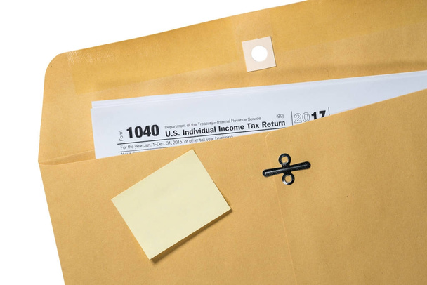 Mahnung zum Steuertag am 17. April auf Umschlag - Foto, Bild
