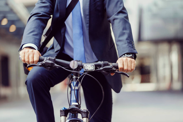 Uomo d'affari di successo in bicicletta
 - Foto, immagini