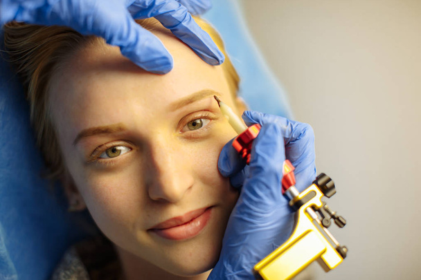 Cosmetologist fazendo maquiagem permanente, close-up
 - Foto, Imagem