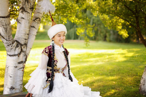 民族衣装の美しい女性のカザフ語 - 写真・画像