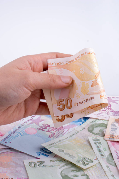 Kéz a kézben tartja a Turksh lírás bankjegy - Fotó, kép
