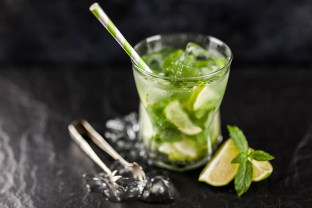 Mojito cocktail op donkere achtergrond - Foto, afbeelding