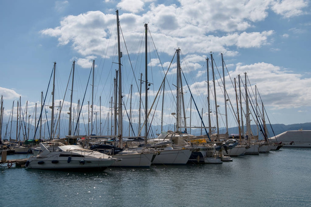 Jachten in de haven van Agios Nikolaos. Het eiland Kreta. Griekenland. - Foto, afbeelding