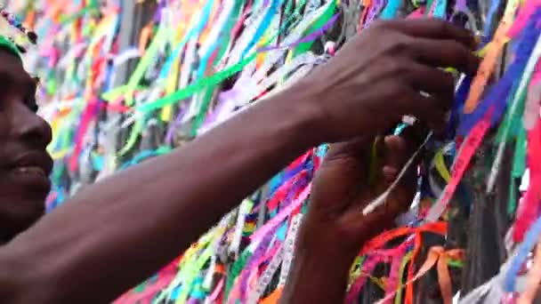 Brezilyalı Salvador, Bahia, Brezilya kilise çit bir dilek Brezilya şeritler (Fita yapmak Bonfim) yapma - Video, Çekim