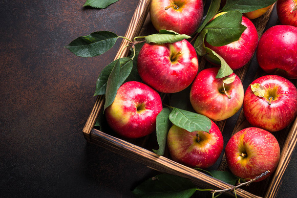 Red apples in wooden tray. - Valokuva, kuva