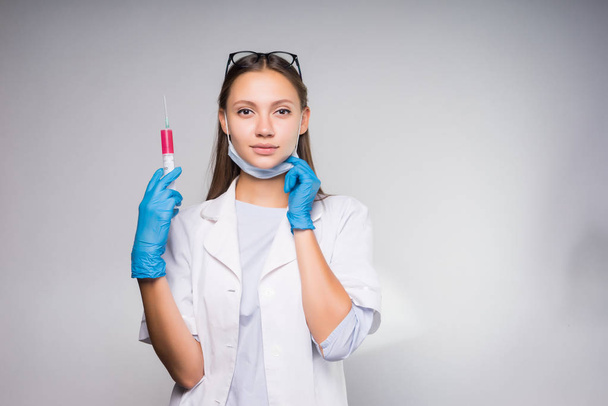 young nurse girl preparing to make an injection - Фото, изображение