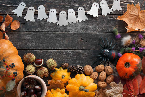 Komik lezzetli zencefilli bisküvi hayalet ve iskelet kabaklar ve tatlılar ile şekil. Mutlu Cadılar Bayramı tatil metin - Fotoğraf, Görsel