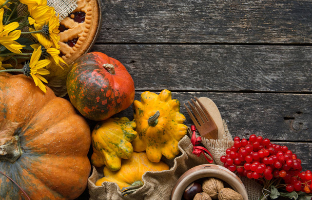 Thanksgiving day concept - traditionele vakantie voedsel met pompoenen op oude houten. ruimte voor tekst - Foto, afbeelding