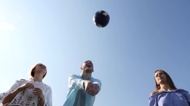 Gra w siatkówkę ludzi gra pod błękitne niebo. - Materiał filmowy, wideo