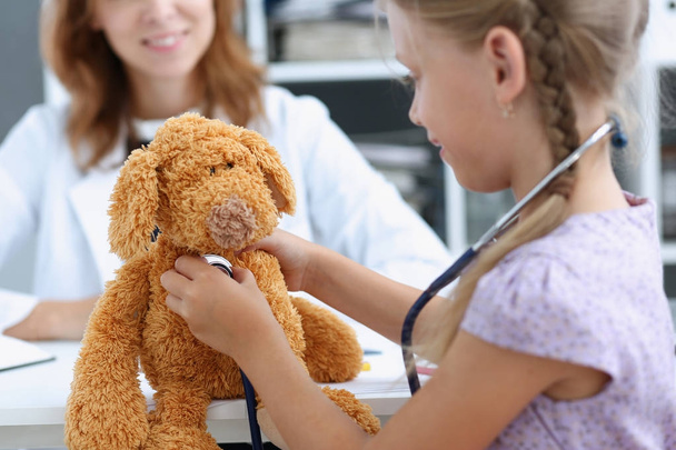 Kleines Kind mit Stethoskop beim Arztempfang - Foto, Bild