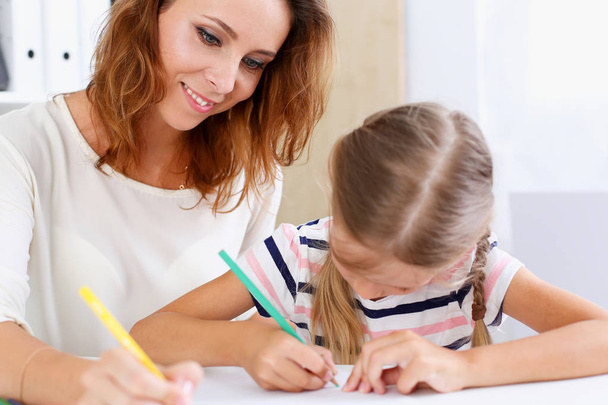 Blond meisje op zijn arm potlood tekening iets houden - Foto, afbeelding
