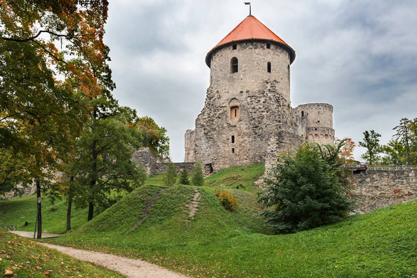 Staré středověké hradní zříceniny v městě Cesis, Lotyšsko - Fotografie, Obrázek