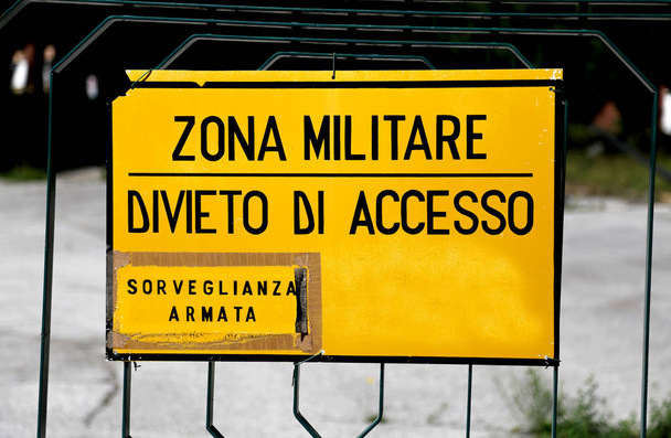μεγάλη πινακίδα σε στρατιωτική ζώνη στην Ιταλία - Φωτογραφία, εικόνα