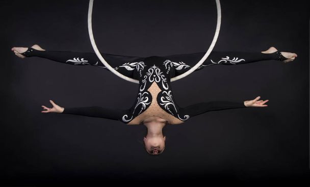 Aerial acrobat in the ring. - Fotoğraf, Görsel