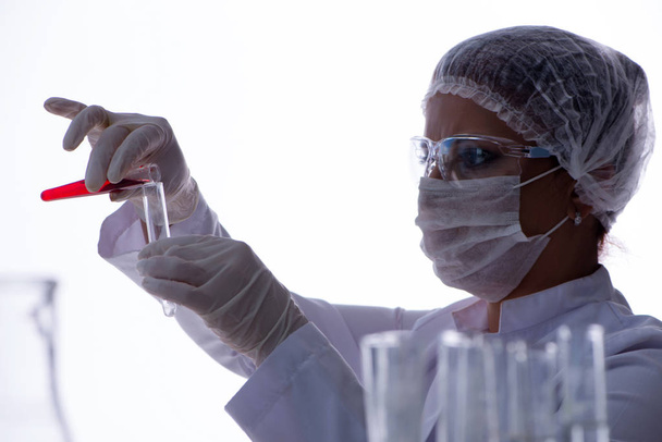 Γυναίκα ερευνήτρια επιστήμονας που διεξάγει ένα πείραμα σε ένα εργαστήριο - Φωτογραφία, εικόνα