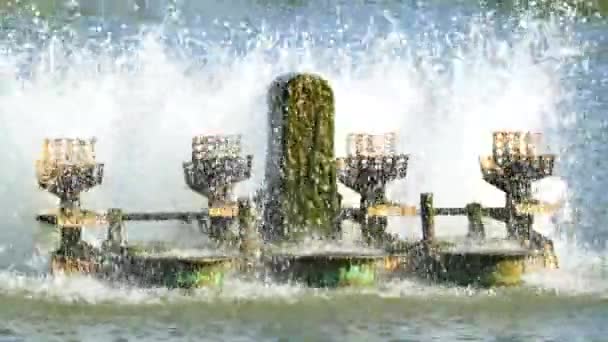 Turbiny wodne nad stawem - Materiał filmowy, wideo