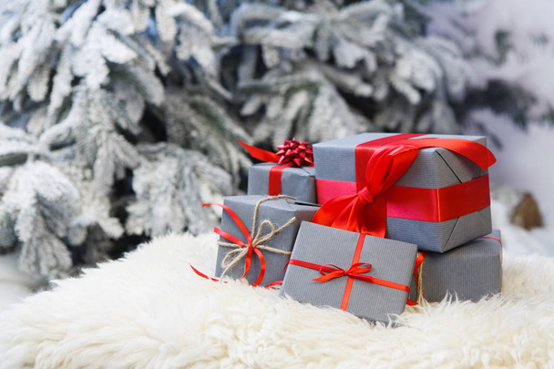 Різдвяні подарунки на розмитому ялинковому фоні, концепція свята
 - Фото, зображення