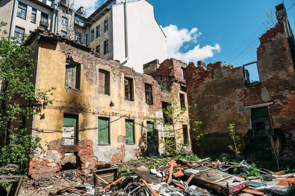 Πρόσοψη του παλιού κατέστρεψε κατεδαφιστεί εγκαταλειμμένο κτίριο - Φωτογραφία, εικόνα