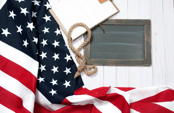 アメリカの国旗。木材の背景にアメリカの国旗. - 写真・画像