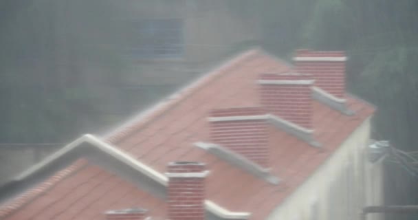 4 k ablak esőcseppek, piros tetős & imbolygott fa. - Felvétel, videó
